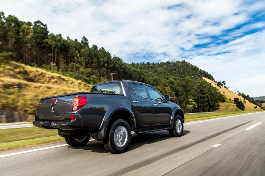  Mitsubishi L200 Triton HLS Chrome Edition 2015 года  (фото 21 из 24)